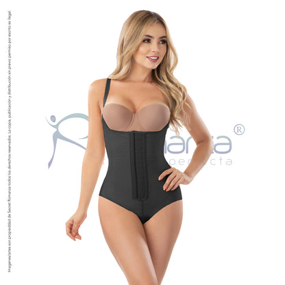 Mod. 3236 Body tipo hilo con broches frontales.