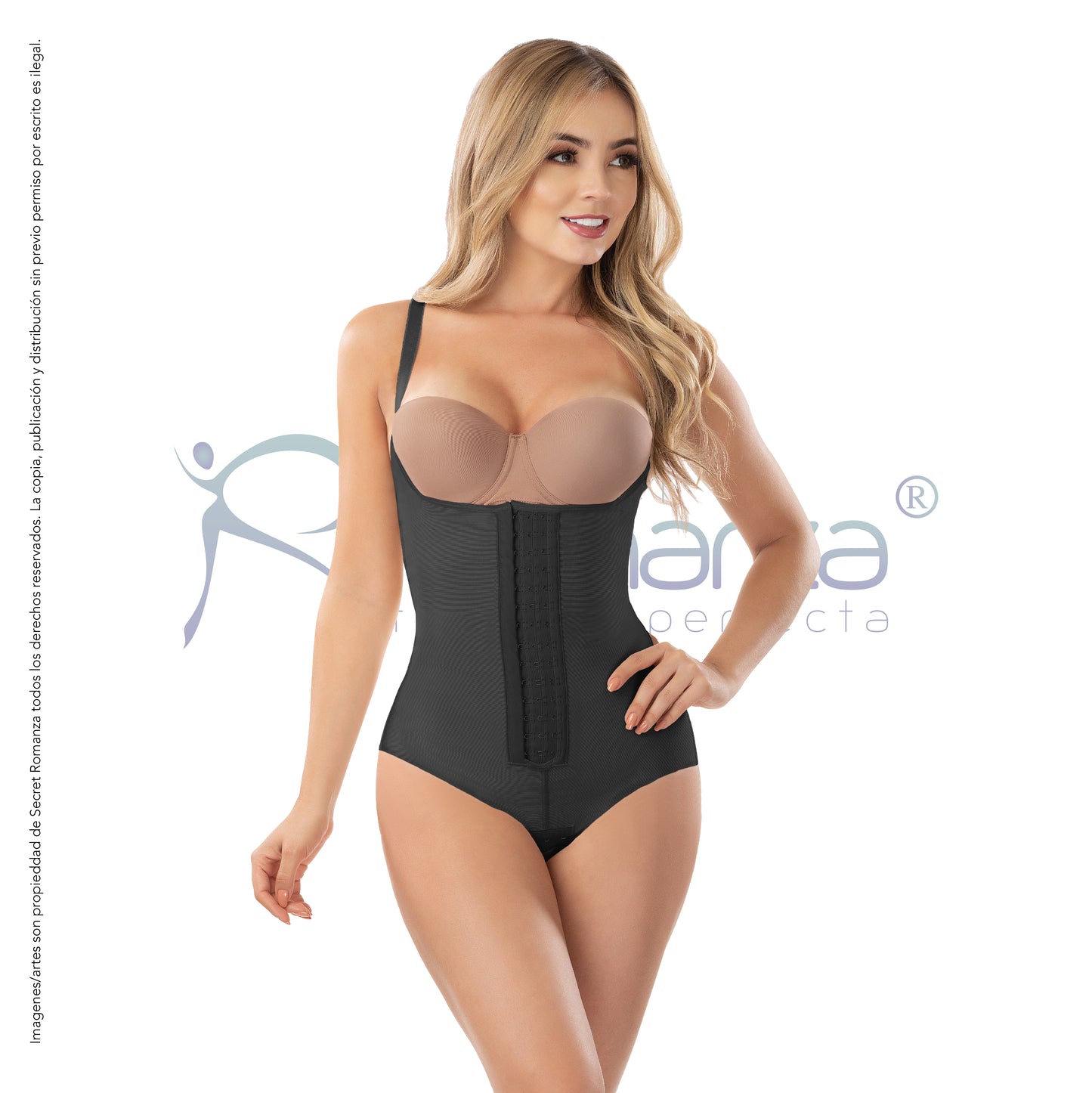 Mod. 3236 Body tipo hilo con broches frontales.
