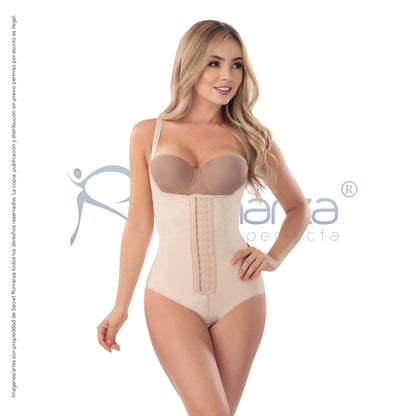 Mod. 3236 Body tipo hilo con broches frontales.